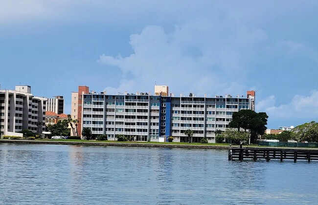 Al otro lado del agua - 500 Treasure Island Cswy