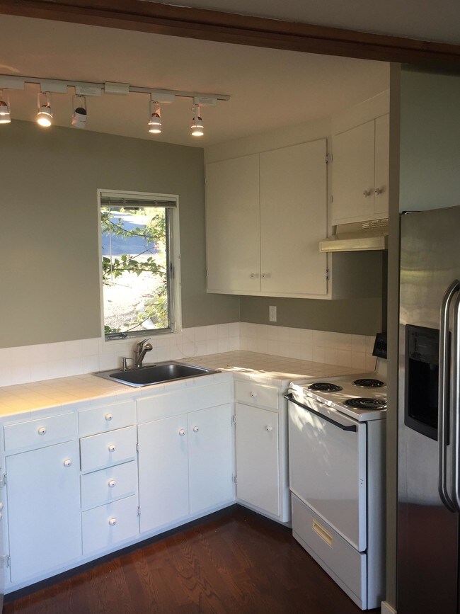 Building Photo - 4810 Paradise Dr