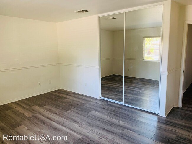 Building Photo - 3 br, 2.5 bath House - 53017 Bantry Bay