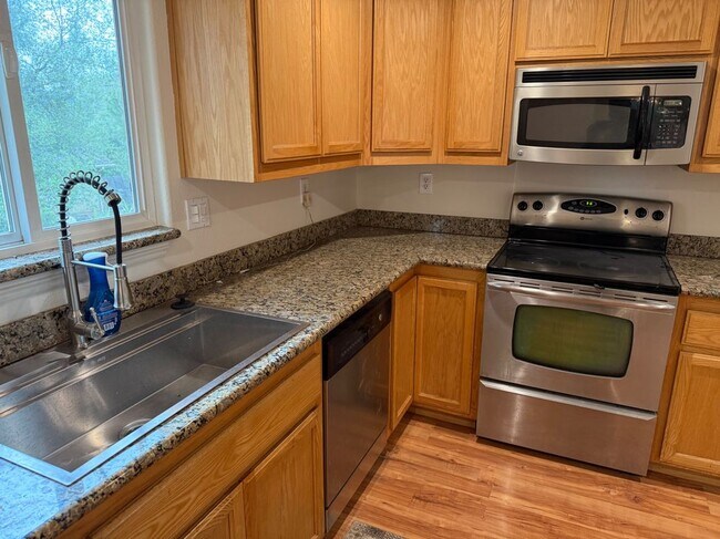 Building Photo - 16656 Pinecrest Ct