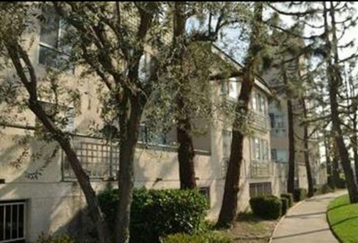 15000 Downey Ave, Paramount, CA 90723 Condo for Rent in Paramount, CA