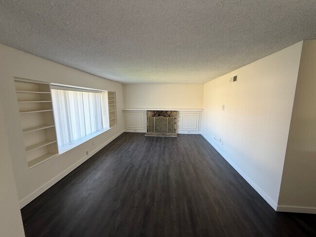 Foto del edificio - 4 Bedroom, 2 Bath Home with Large Yard + Two Car Garage