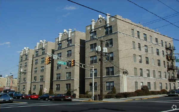 Building Photo - Highland House Condominiums