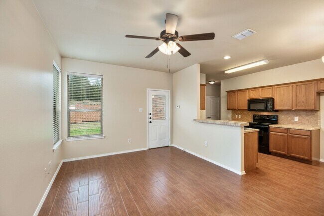 Foto del edificio - NICE 3 BEDROOM DUPLEX LOCATED IN LAVON, TE...