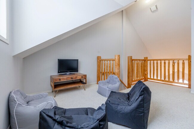 Photo du bâtiment - 98 Riverside Way