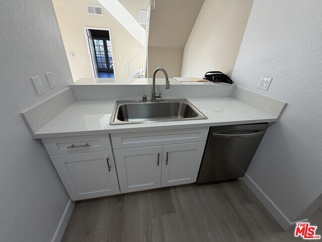 Foto del edificio - 156 S Oak Knoll Ave