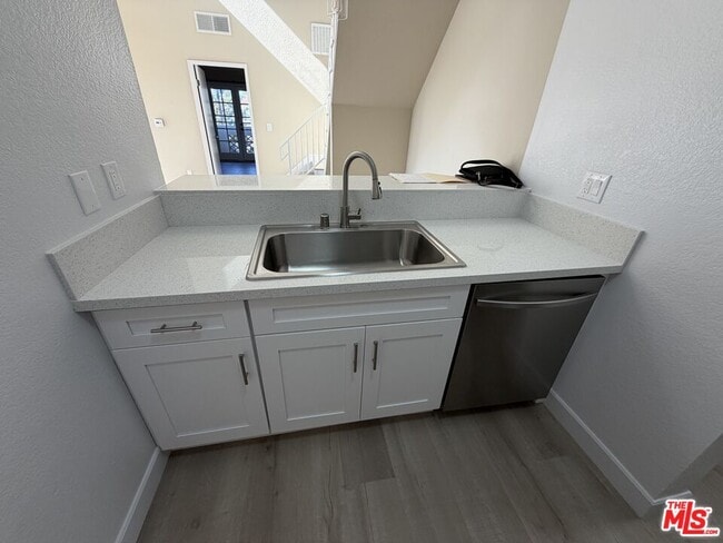 Building Photo - 156 S Oak Knoll Ave