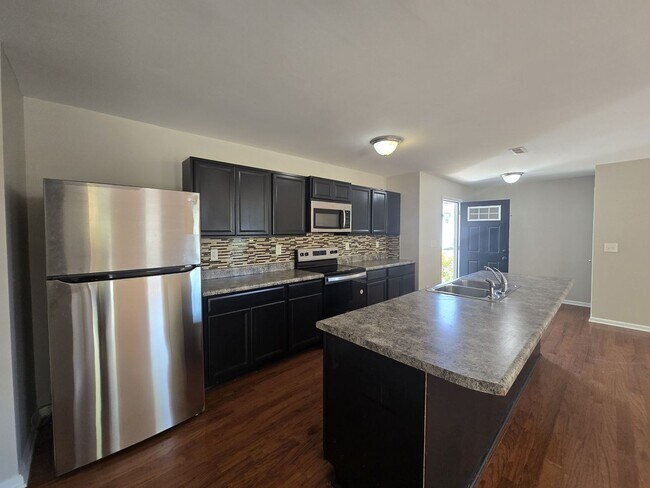 Foto del edificio - Beautiful Home Available for Rent in Charl...