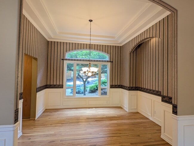 Building Photo - Beautiful 4 bedroom plus Den/Office Home i...