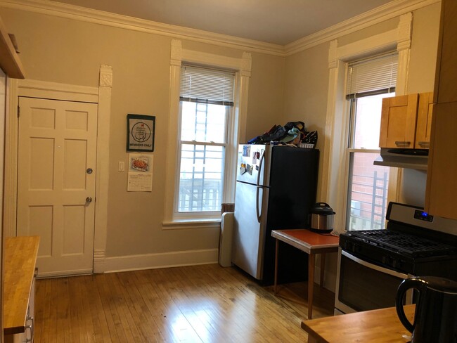 Foto del edificio - 1323 N Wicker Park Ave