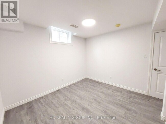 Photo du bâtiment - 33 Mac Campbell BSMT Way