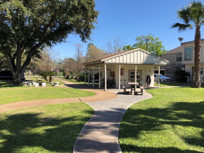 Building Photo - 1701 Johanna Dr