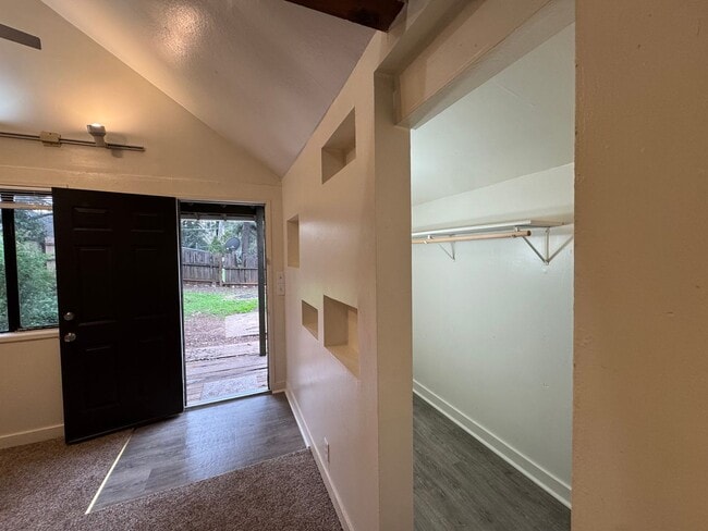 Building Photo - Cozy Cottage