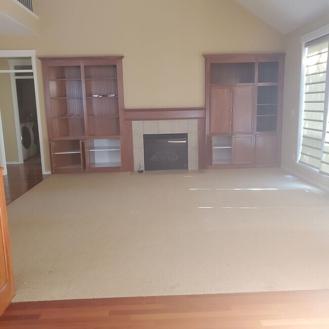 Building Photo - 5 Bedroom Main floor Master Suite ~