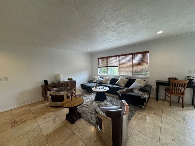 Foto del edificio - Fully Furnished/Unfurnished Condo for Rent...