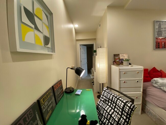 Foto del edificio - 5102 Warren Plz NW