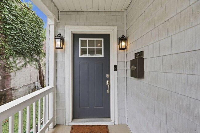 Building Photo - 621 Reinhard Ave