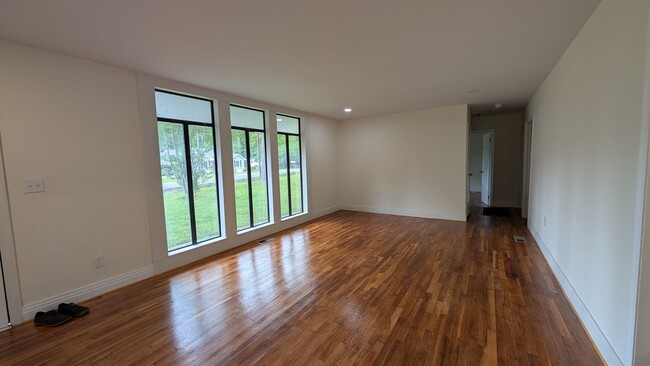Foto del edificio - Newly Renovated -- Walking Distance to the...
