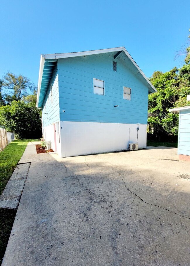 Foto del edificio - 3 bedroom home with Electric included