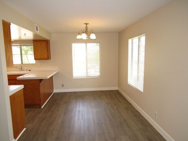 Foto del edificio - Spacious and Well Maintained 2 Bedroom Dua...