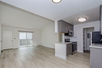 Building Photo - 845 Woodside Way