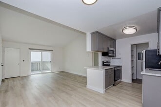 Building Photo - 845 Woodside Way