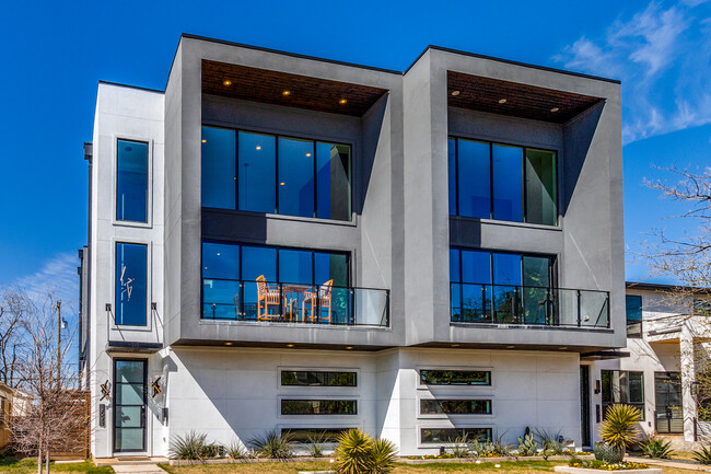 Building Photo - 3523 N Versailles Ave
