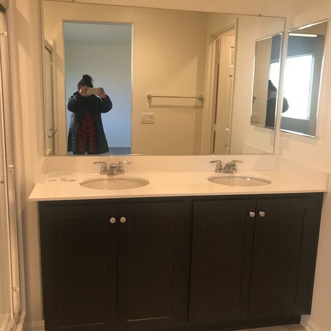 Building Photo - Move in Ready