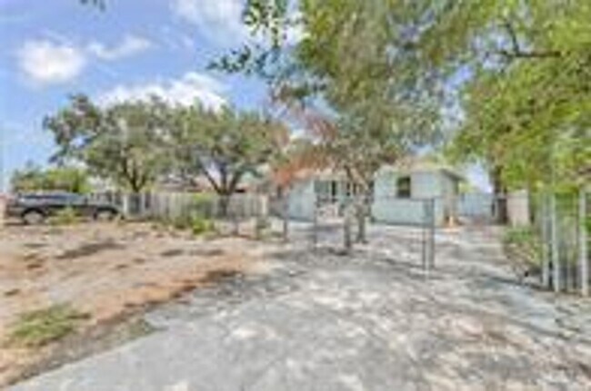 Foto del edificio - SPACIOUS! LOCATION!