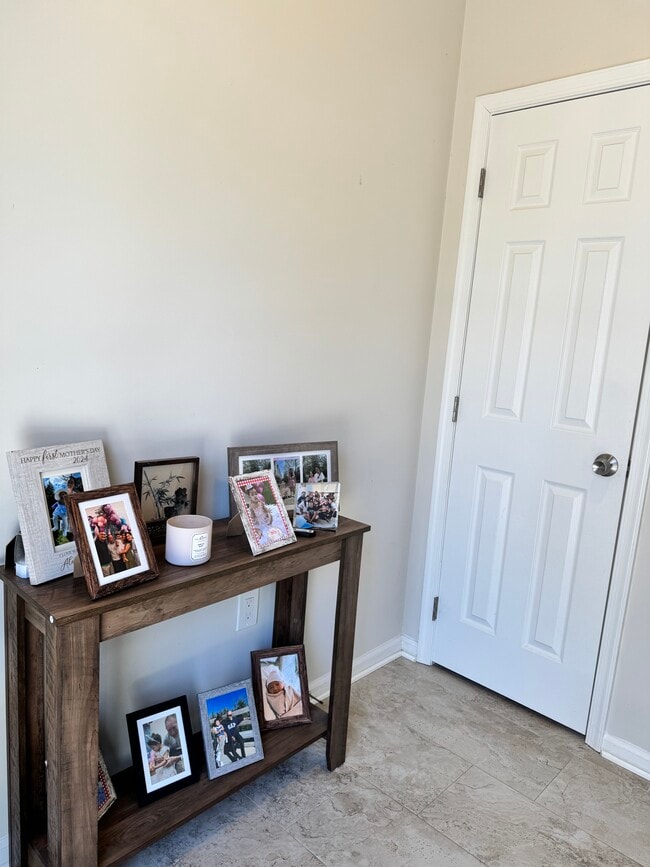 Building Photo - 813 Deluca Rd