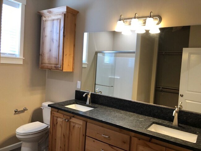 Building Photo - On cul de sac