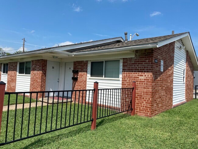 Entrada - 9909 E 12th St