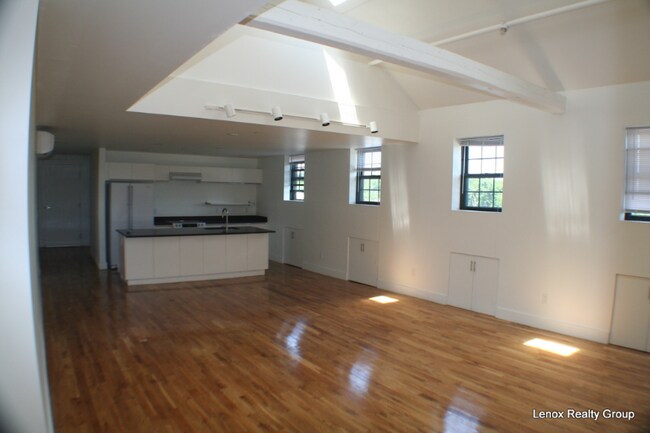 Foto del edificio - 555 Roosevelt Ave