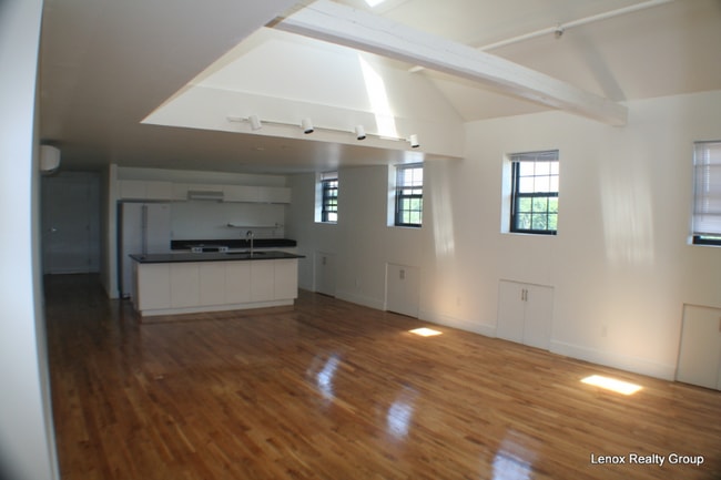 Building Photo - 555 Roosevelt Ave