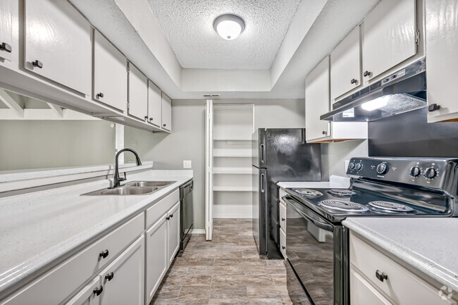 2BR, 2BA - 1,214SF - Kitchen - Towne Center Apartments