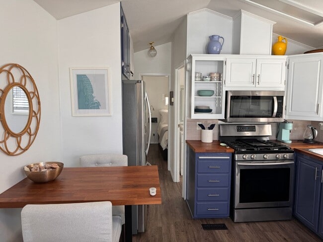 Foto del edificio - Grab Your Surfboard and Walk to Grandview Beach!