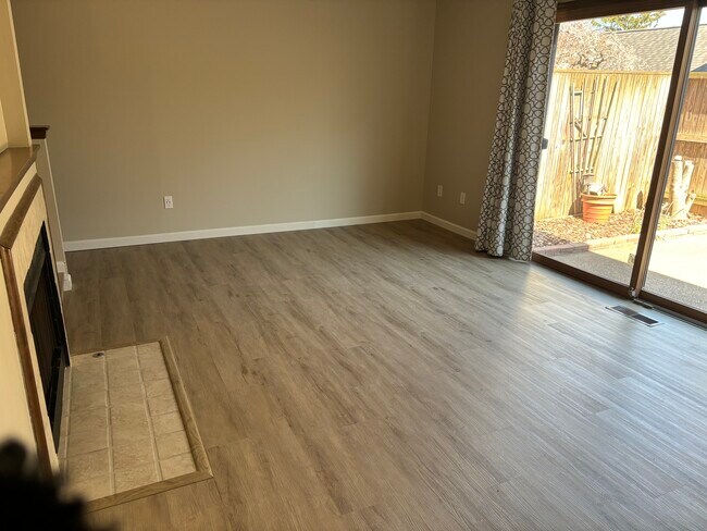 Foto del edificio - 6698 Willow Grove Ln