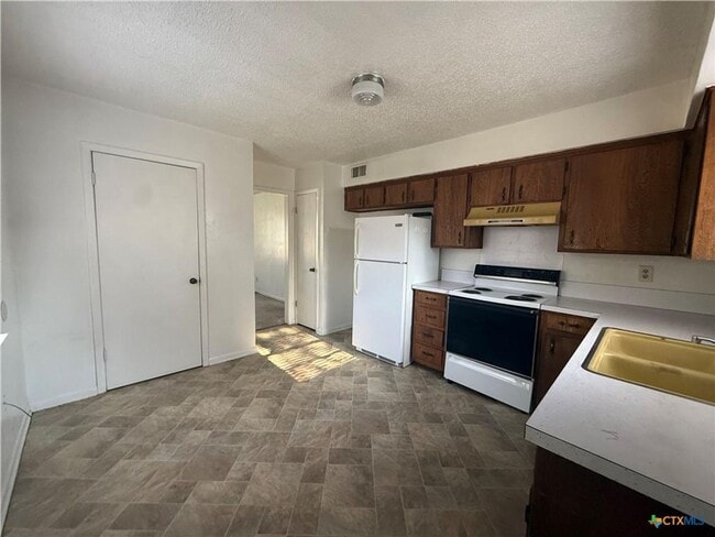 Building Photo - 601 Westview Cir