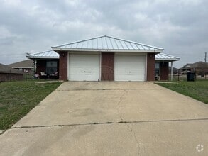 Building Photo - 2601 Lucille Dr