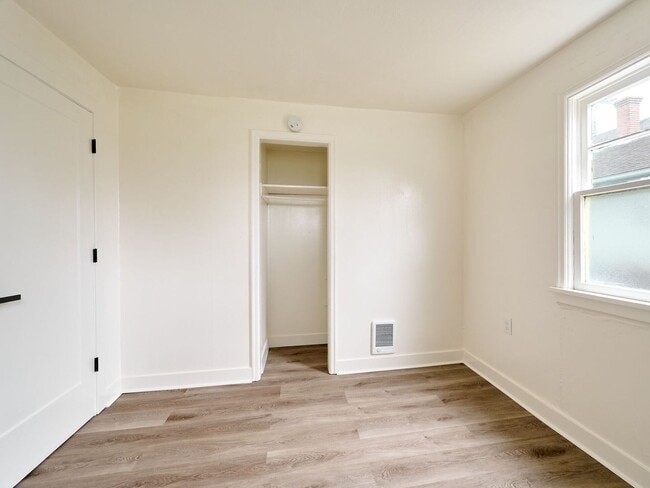 Foto del edificio - 1204 Commercial St NE