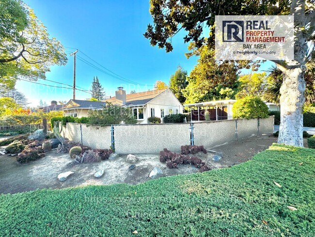 Foto del edificio - Bright 4-Bedroom, 2-Bath Single-Level Home with Bonus Room – Palo Alto