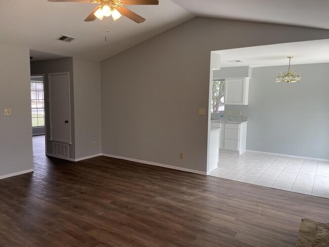 Building Photo - 305 Hickok Ct