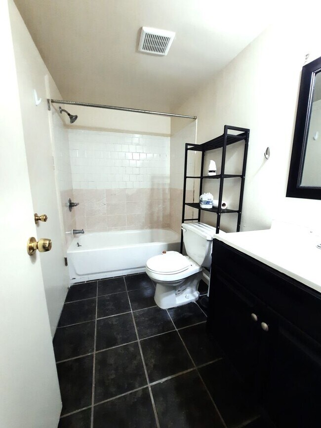 Foto del edificio - Long Reach Village – Renovated 2BR Condo
