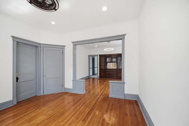 Foto del edificio - 1448 E 69th Pl