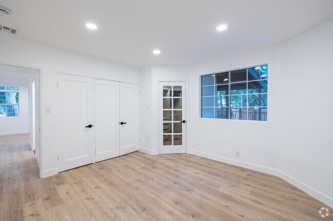 3 habitaciones, 2 baños - 1600 pies cuadrados - Dormitorio - 4437-4439 Vista Del Monte Ave