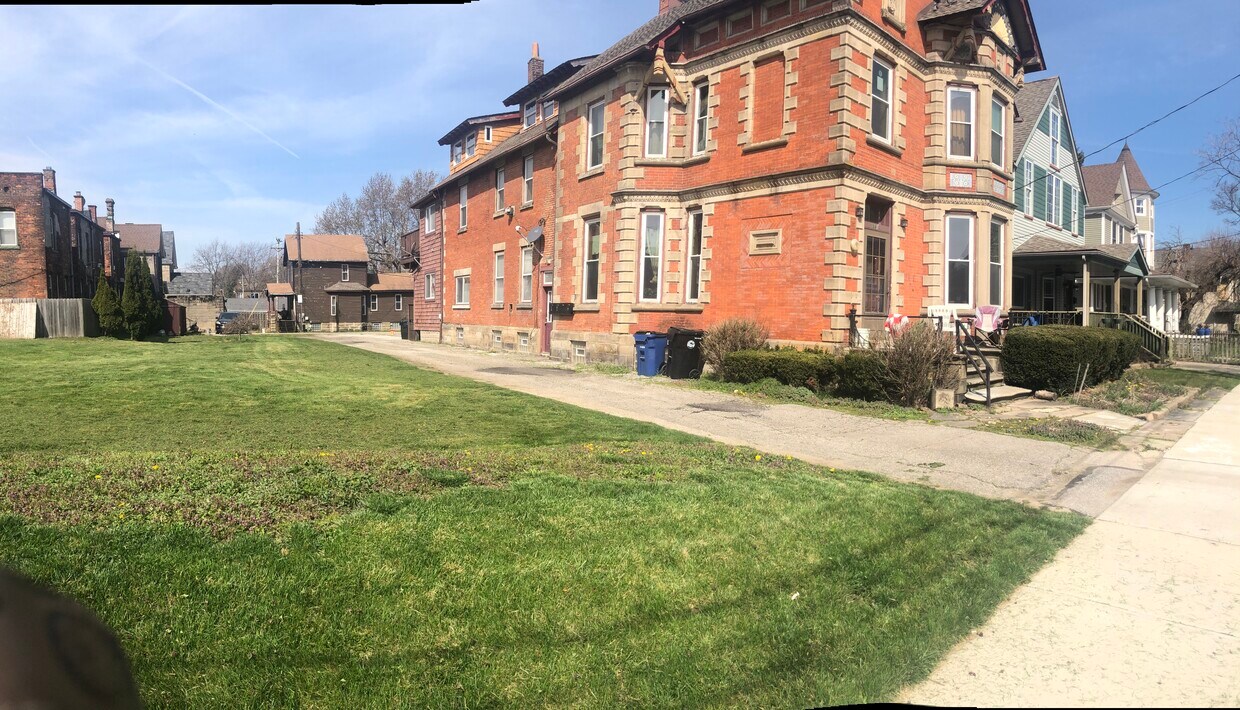 Foto principal - 1840 W 58th St