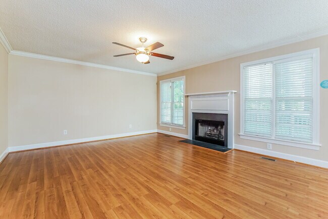Foto del edificio - 4813 Forest Highland Dr