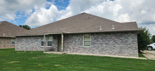 Building Photo - 1307 Commerce Dr
