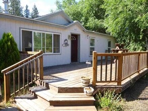 Building Photo - 1013 Lakeview Dr