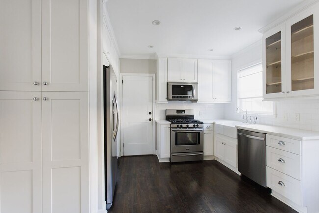 Foto del edificio - Chic Buckhead Condo with Courtyard Views & Walkable Lifestyle